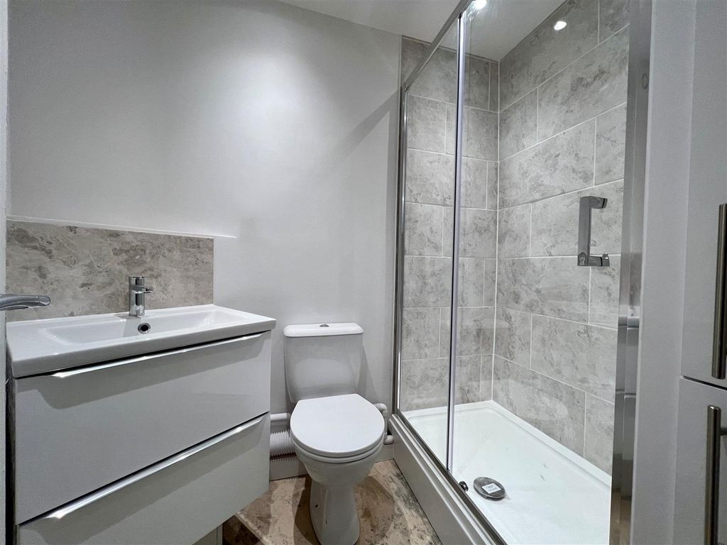 Property photo 3 of 5 Bathroom.Jpg