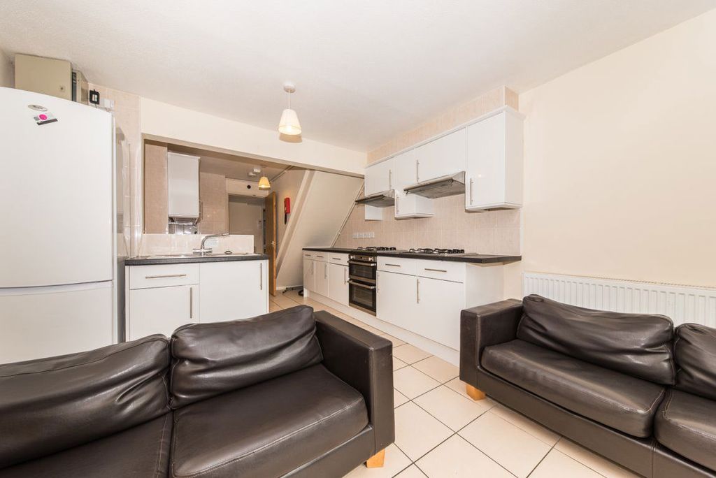 Property photo 2 of 28