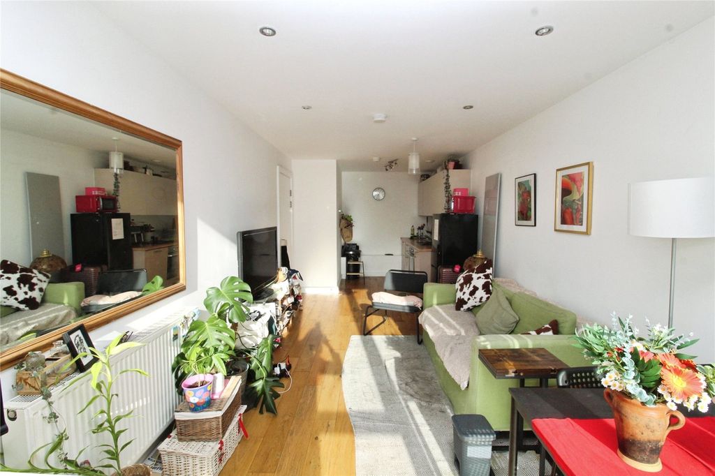 Property photo 3 of 11 Reception/Kitchen