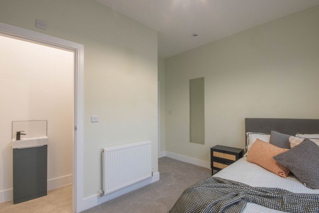 Property photo 1 of 9 Lrg_First Floor Front Room 3-1