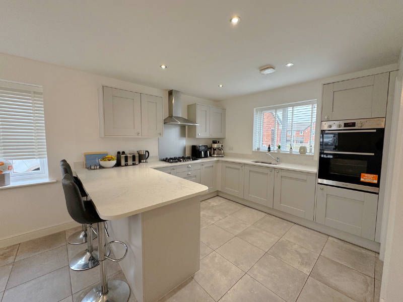 Property photo 3 of 31 Dining Kitchen