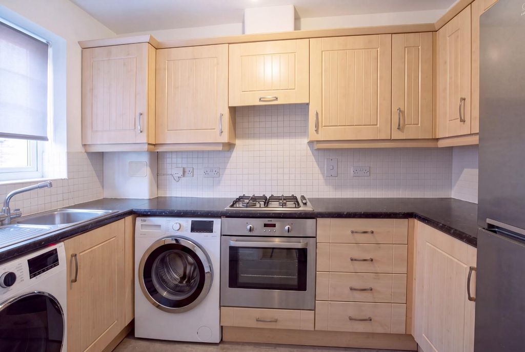 Property photo 3 of 8 Kitchen
