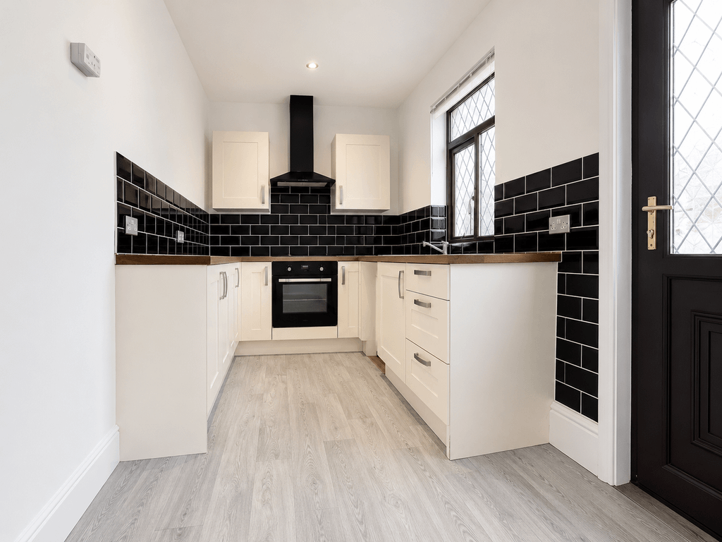 Property photo 1 of 6 3 Bed Flat To Rent Regents Close, London Cr3
