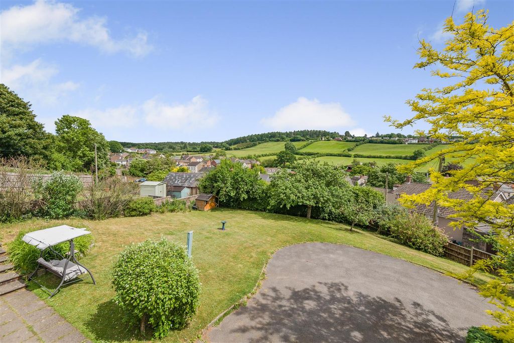 Property photo 3 of 32
