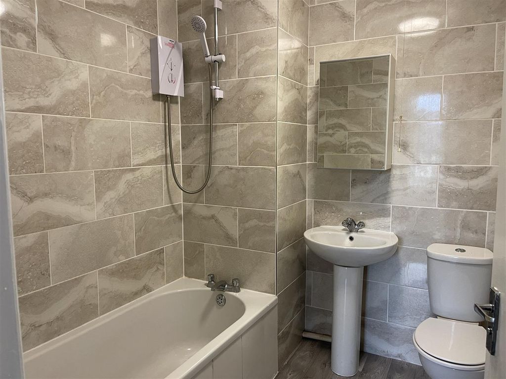 Property photo 3 of 10 Bathroom