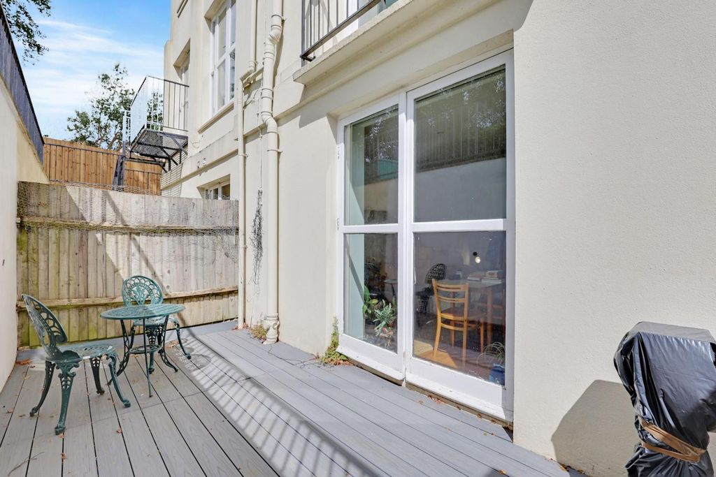 Property photo 2 of 10 04-9c5Cjhpropworld - Flat 2, 28 Crescent Wood Road