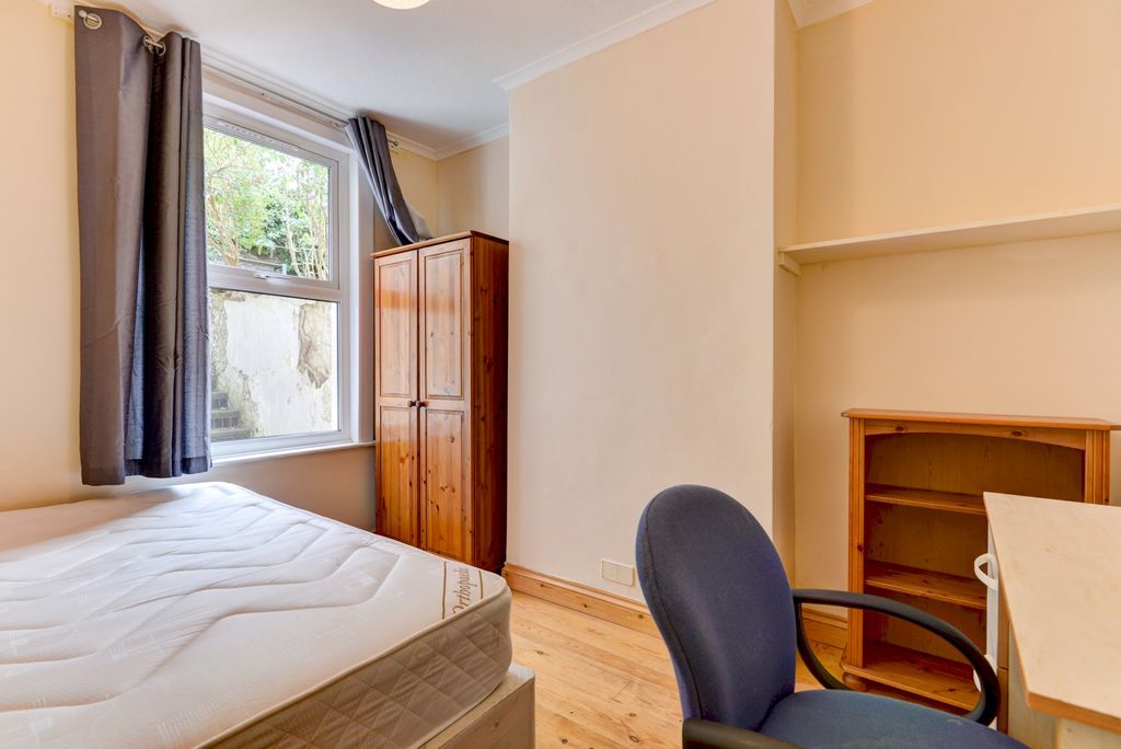 Property photo 3 of 17 Bright, Well-Presented Bedroom With A Large Window...