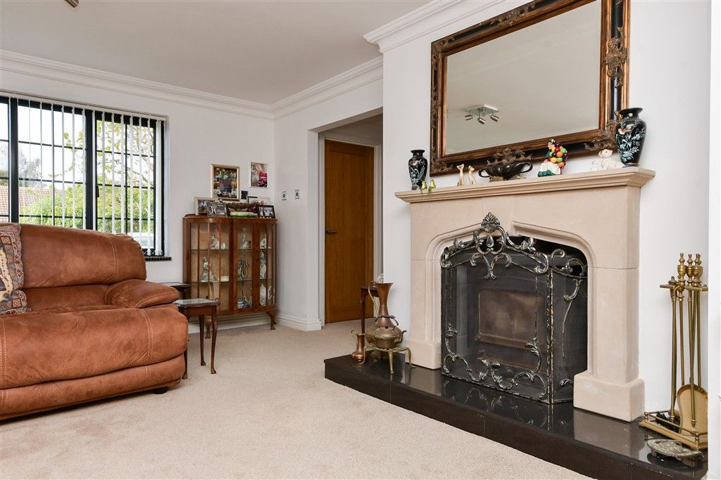 Property photo 2 of 22 Lounge