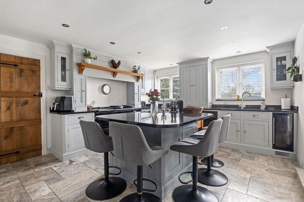 Property photo 2 of 25