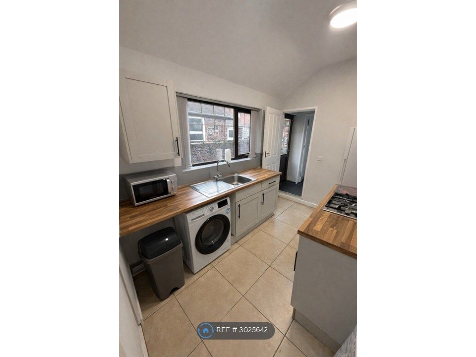 Property photo 1 of 8 Shared Premium Kitchen