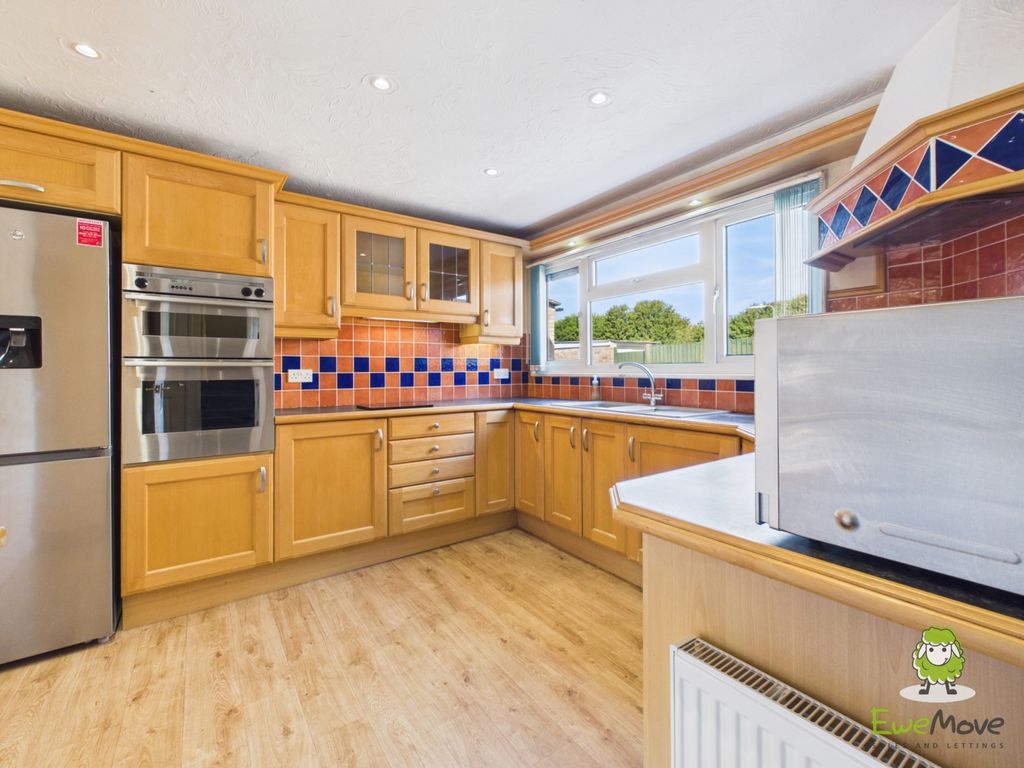 Property photo 3 of 21 Ewemove Estate Agents Basingstoke - 26 West Ham Cl