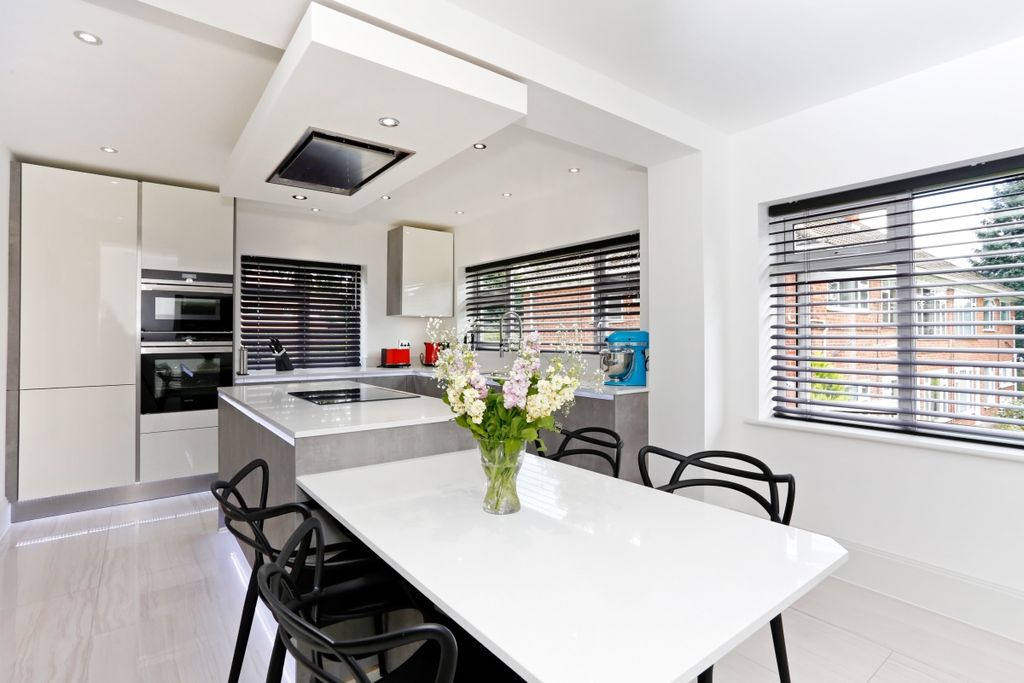 Property photo 1 of 8 33 Bromet Close F...