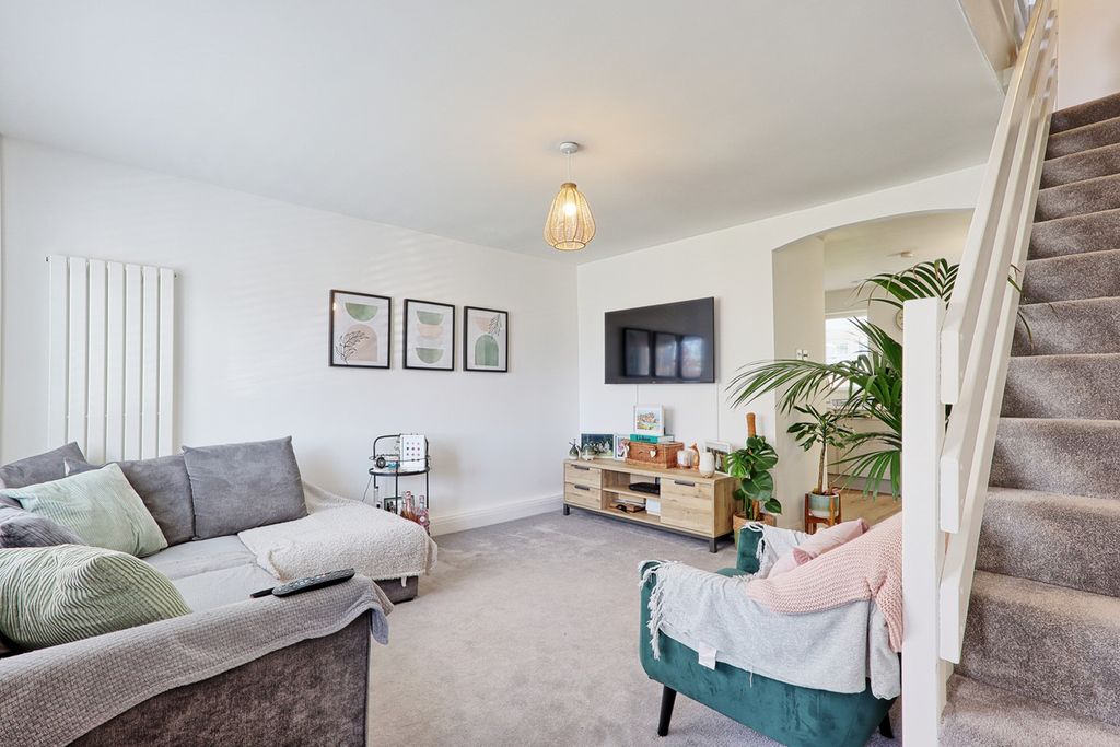 Property photo 2 of 27