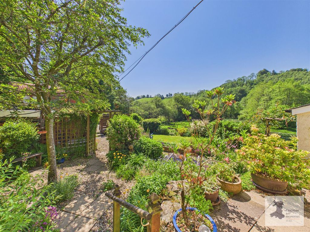 Property photo 2 of 40 Garden And Views