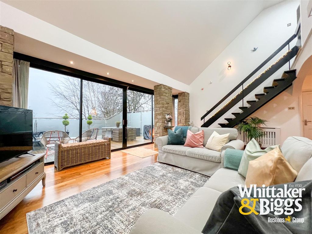 Property photo 2 of 37 Sitting Area