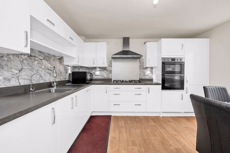 Property photo 3 of 21 Kitchen/Breakfast Room