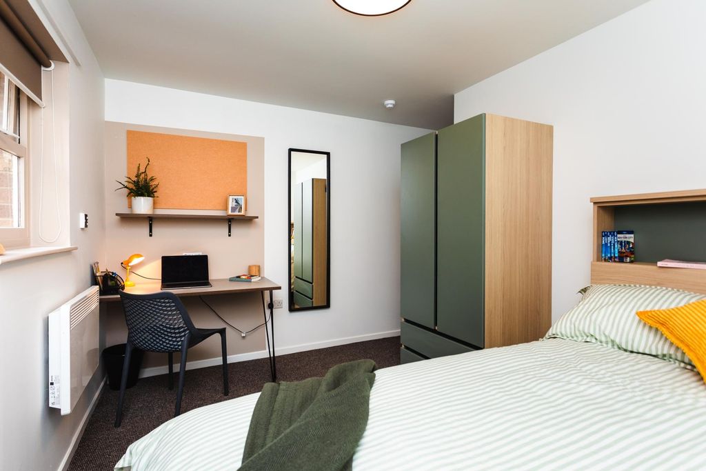 Property photo 2 of 15 Bright, Modern Bedroom With A Comfortable Double B...