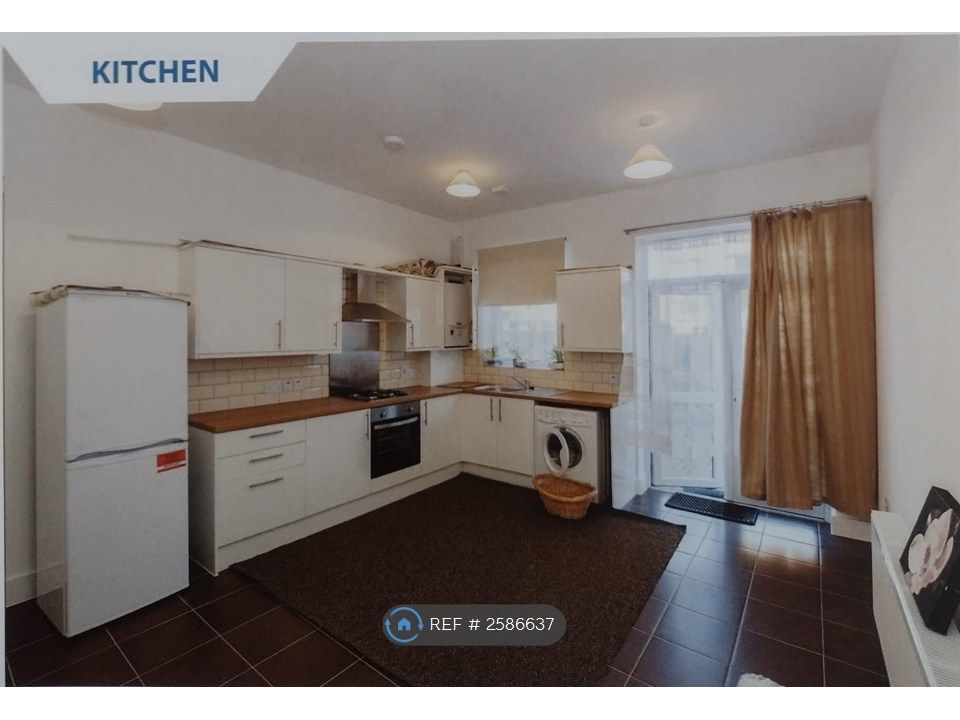 Property photo 3 of 9 Kitchen