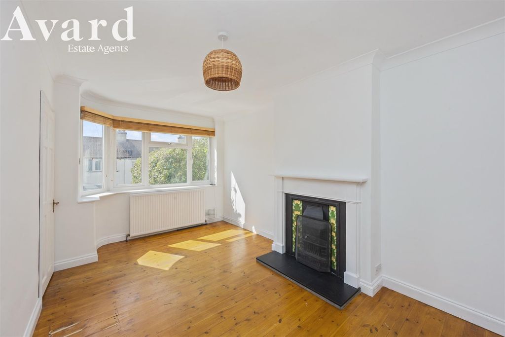 Property photo 3 of 24 Tangmere Road, 9-010.Jpg
