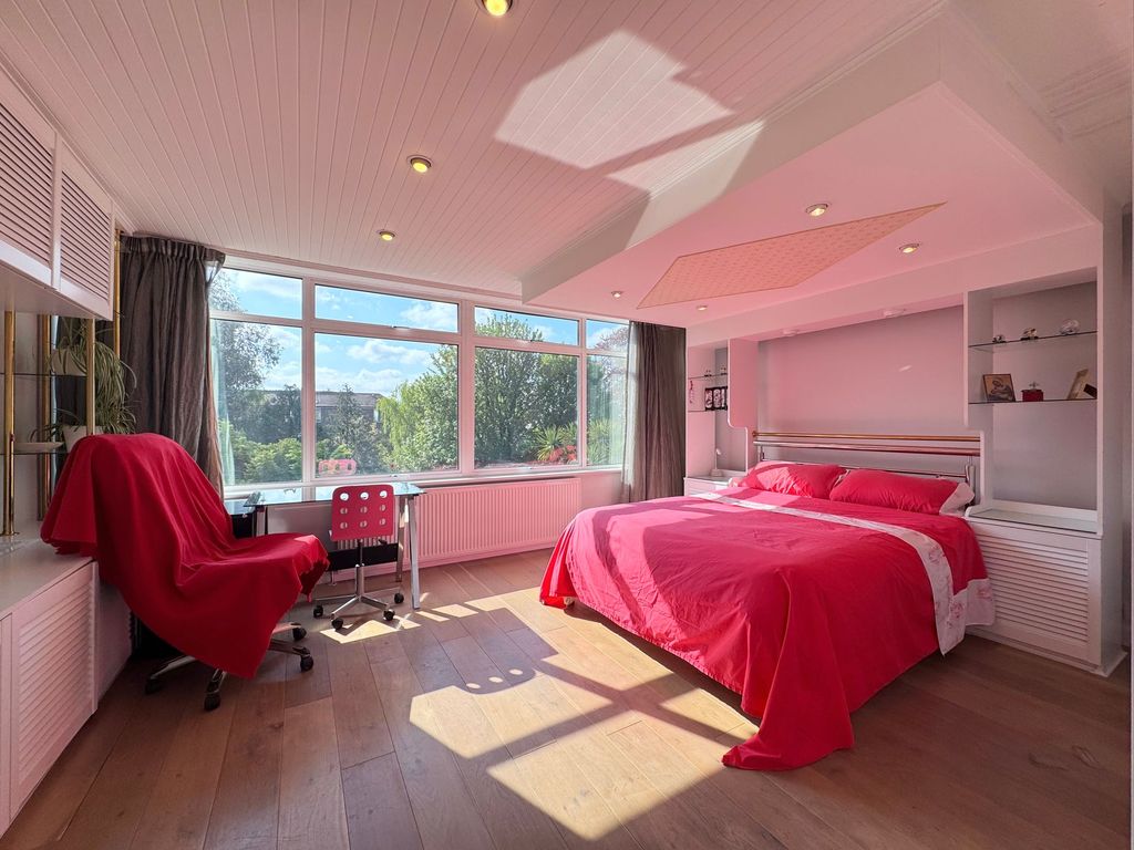 Property photo 3 of 16 Bedroom