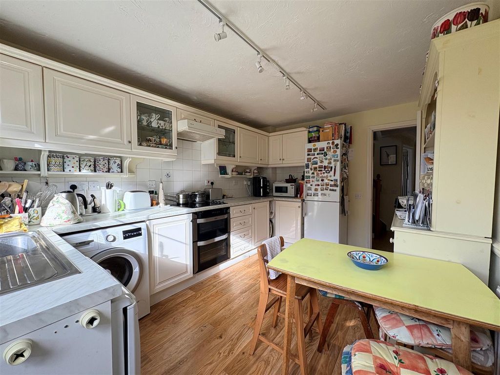 Property photo 2 of 10 Kitchen/Breakfast Area