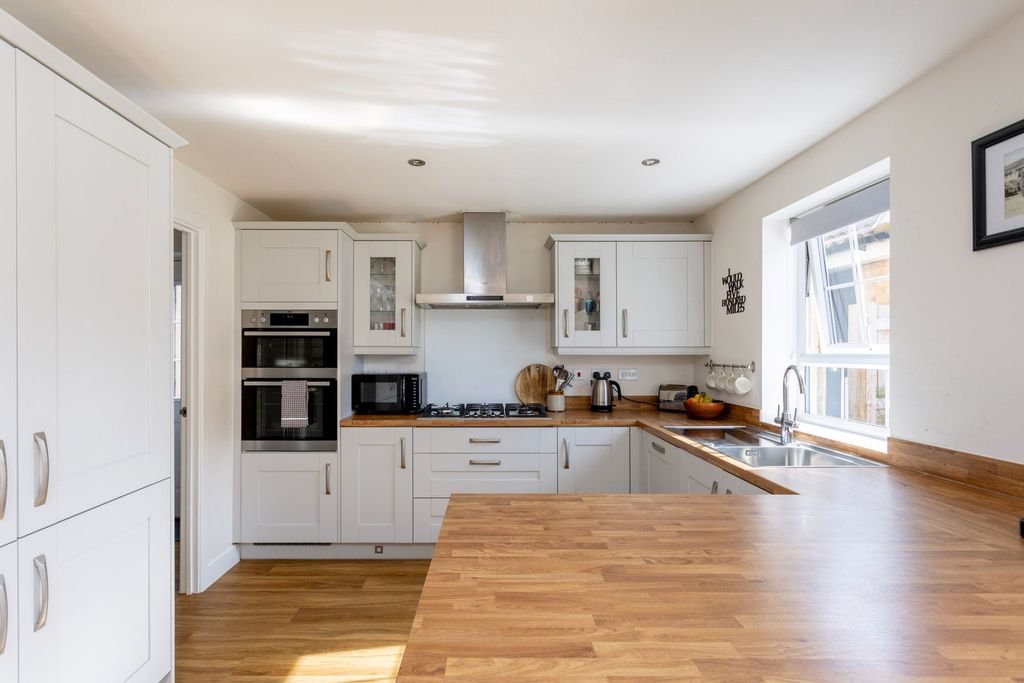 Property photo 3 of 27