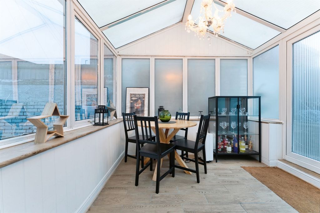 Property photo 2 of 13 Conservatory