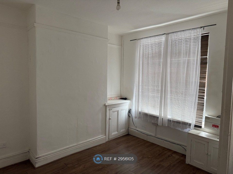 Property photo 1 of 5 Living Room