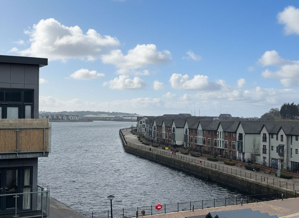 Property photo 2 of 21