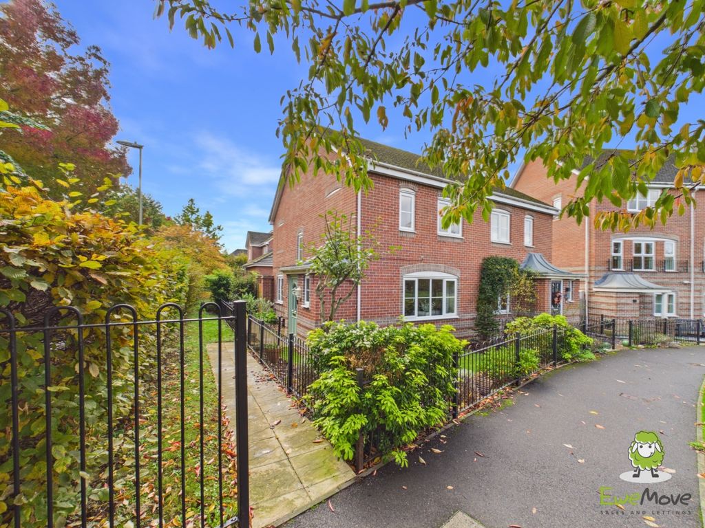 Property photo 1 of 17 Ewemove Estate Agents Basingstoke
