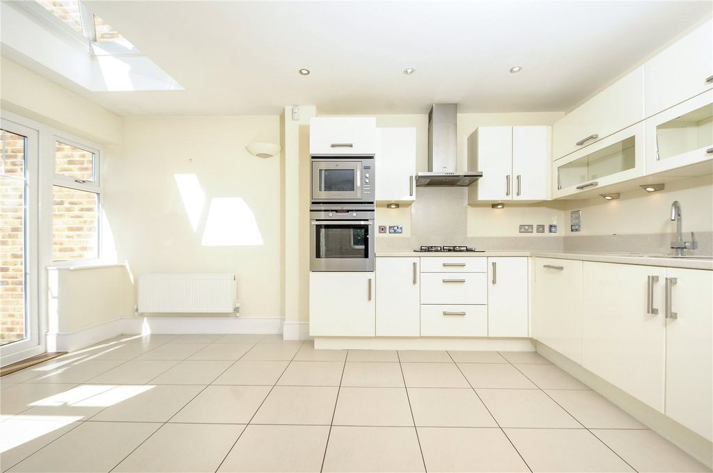Property photo 3 of 10 Kitchen