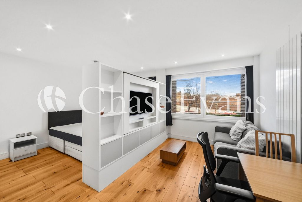 Property photo 1 of 8 Living/Sleeping Area