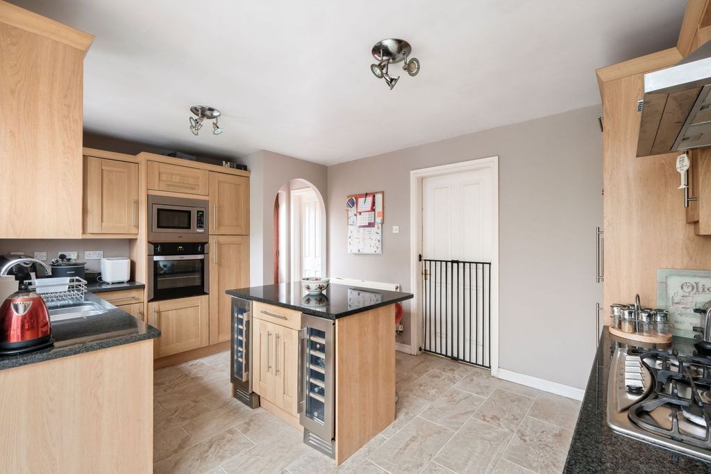 Property photo 2 of 36