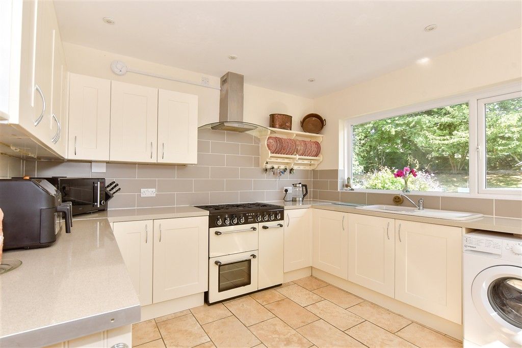 Property photo 3 of 18 Kitchen