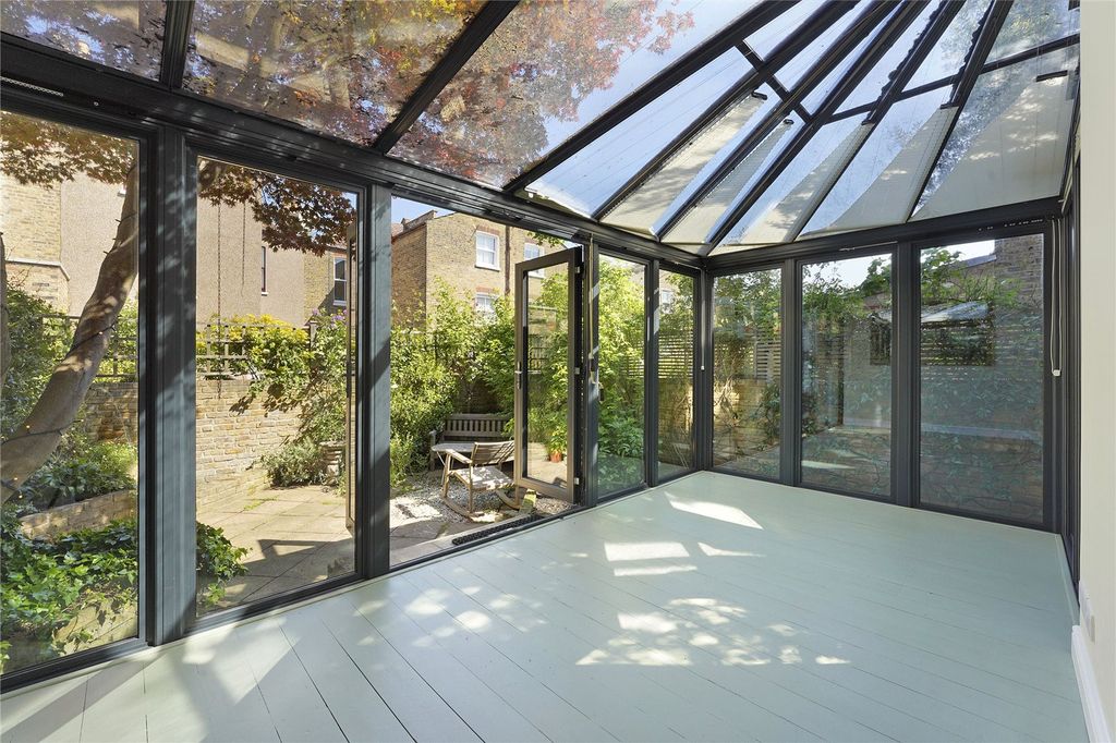 Property photo 3 of 11 Conservatory