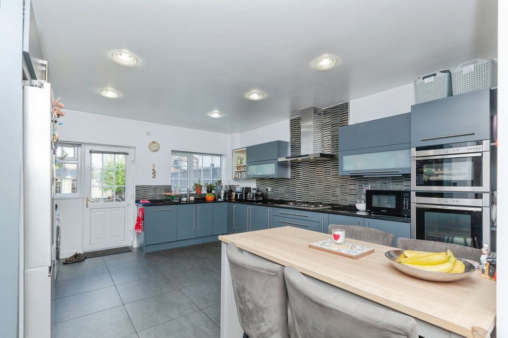 Property photo 3 of 19 Kitchen