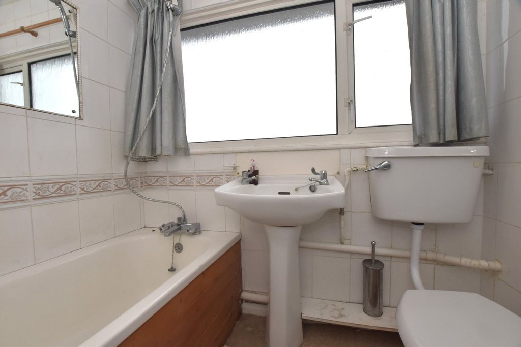Property photo 3 of 11 Bathroom