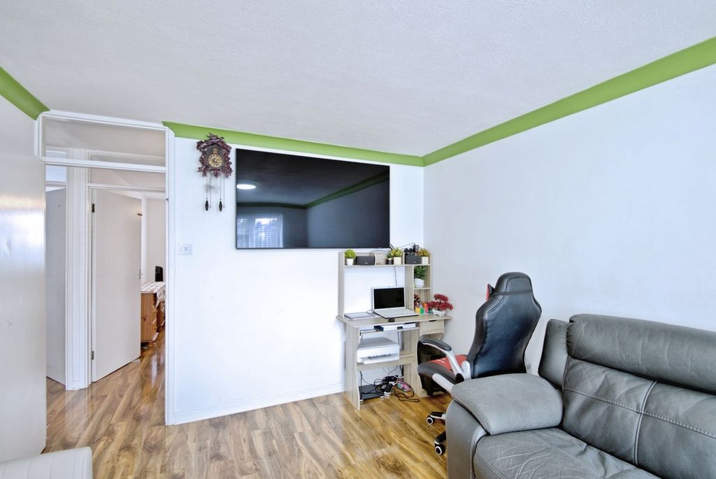 Property photo 3 of 12 Lounge