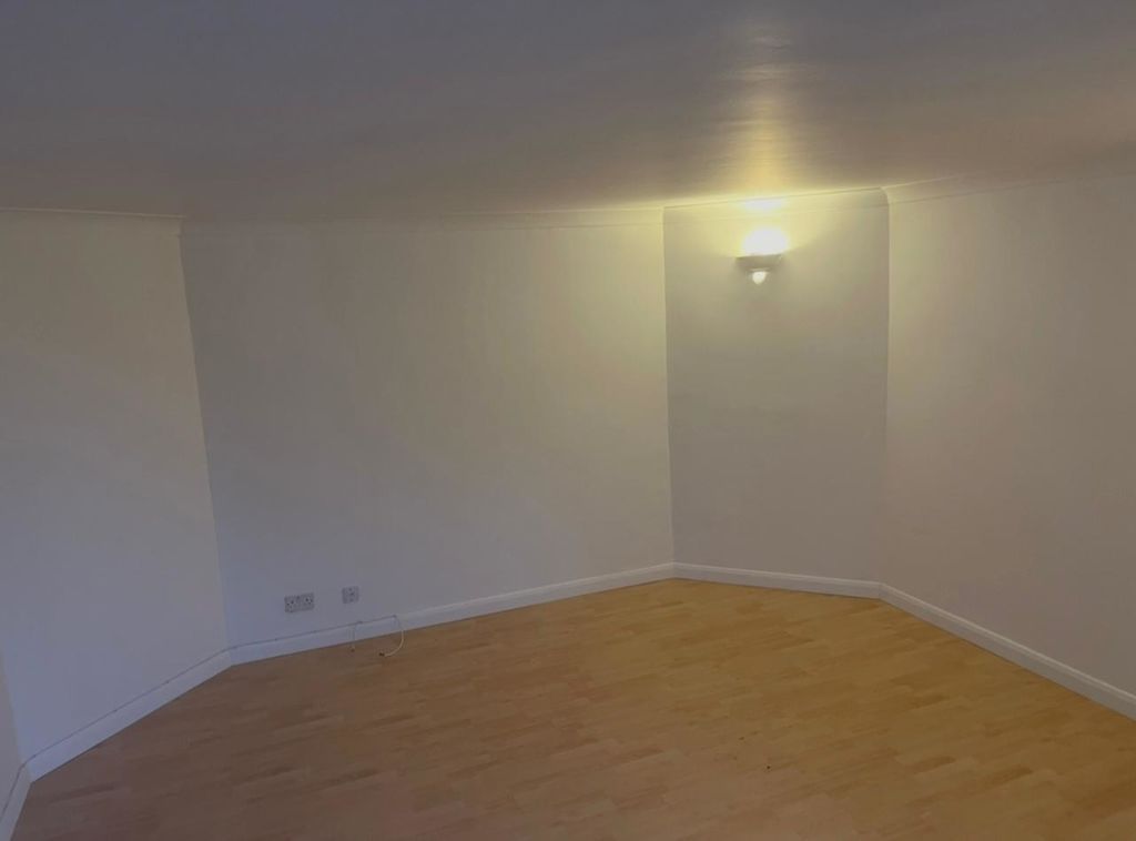 Property photo 3 of 7 Photo 7