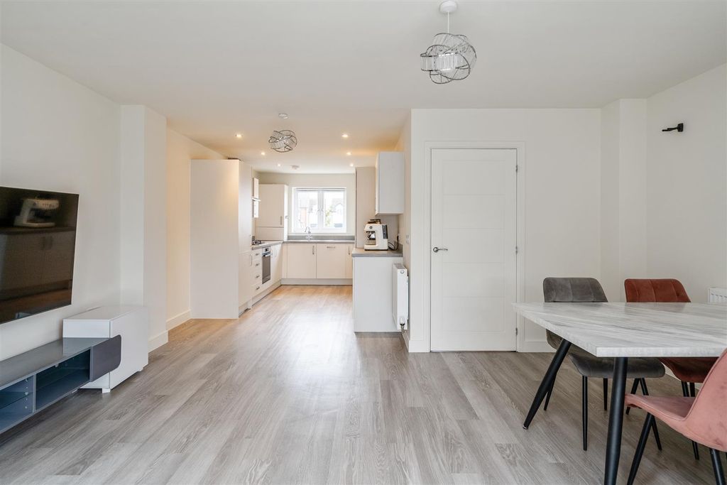 Property photo 3 of 19 18 Kildare Close_15.Jpg
