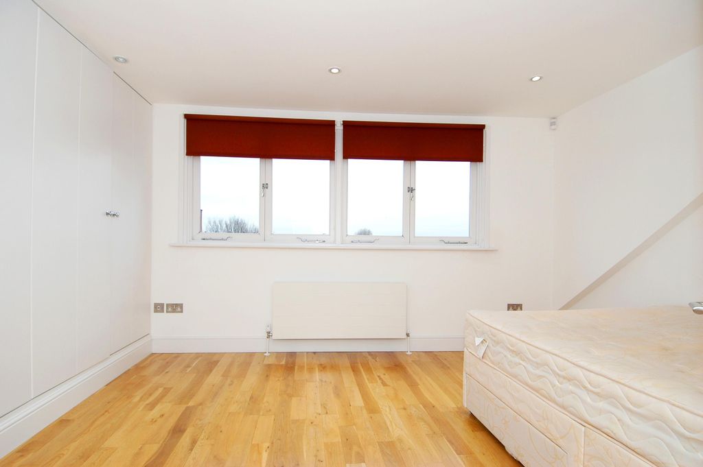 Property photo 3 of 6 Bedroom