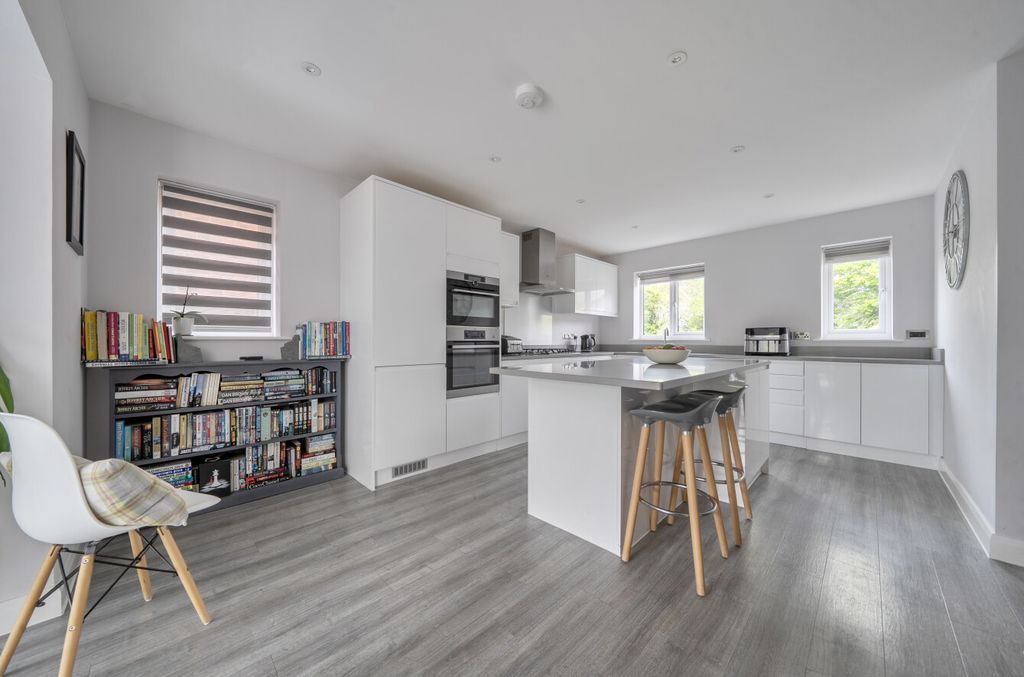 Property photo 3 of 24 1458722-28-6A05d371766Ab