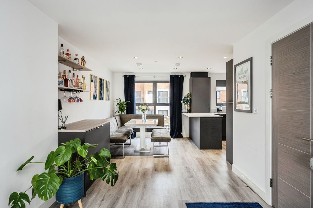 Property photo 3 of 20 Pbox-Img.Jpg