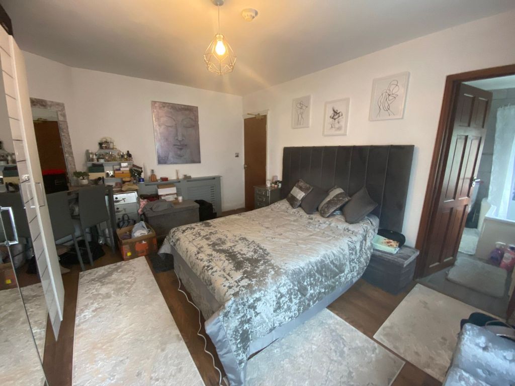 Property photo 3 of 6 2707863