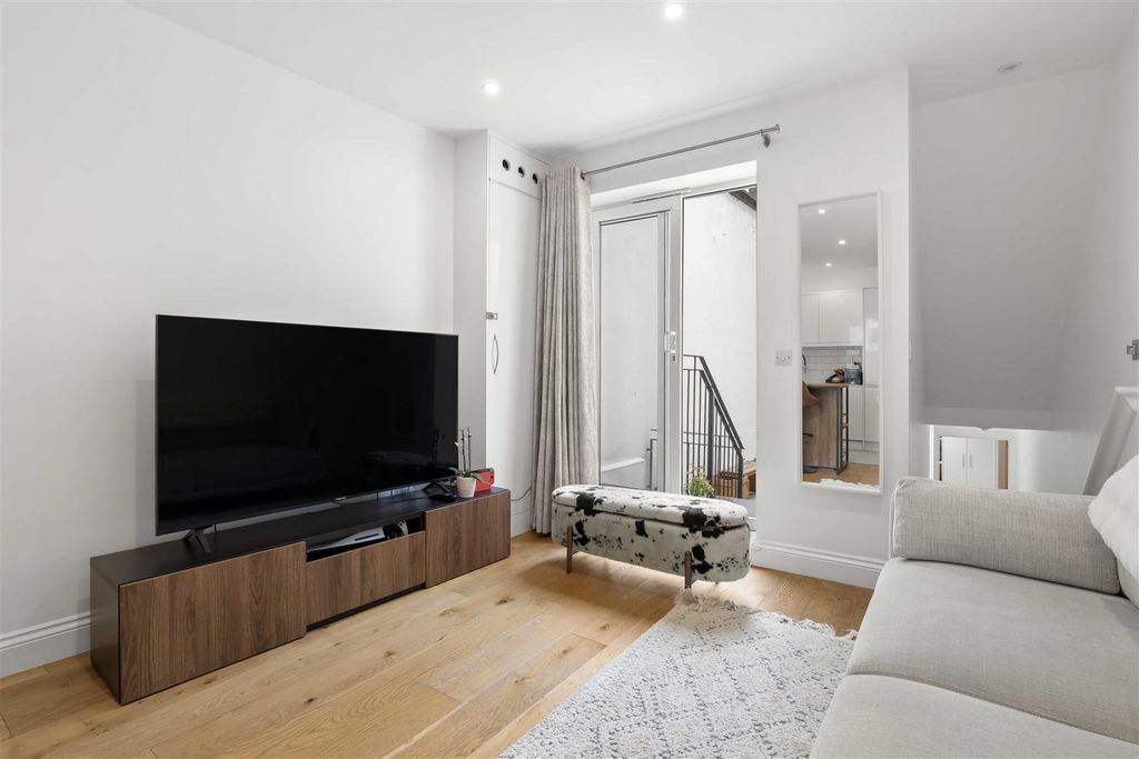 Property photo 2 of 14 15-20.Jpg