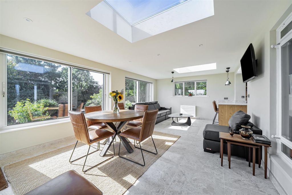 Property photo 2 of 26 Garden Room / Breakfast Room