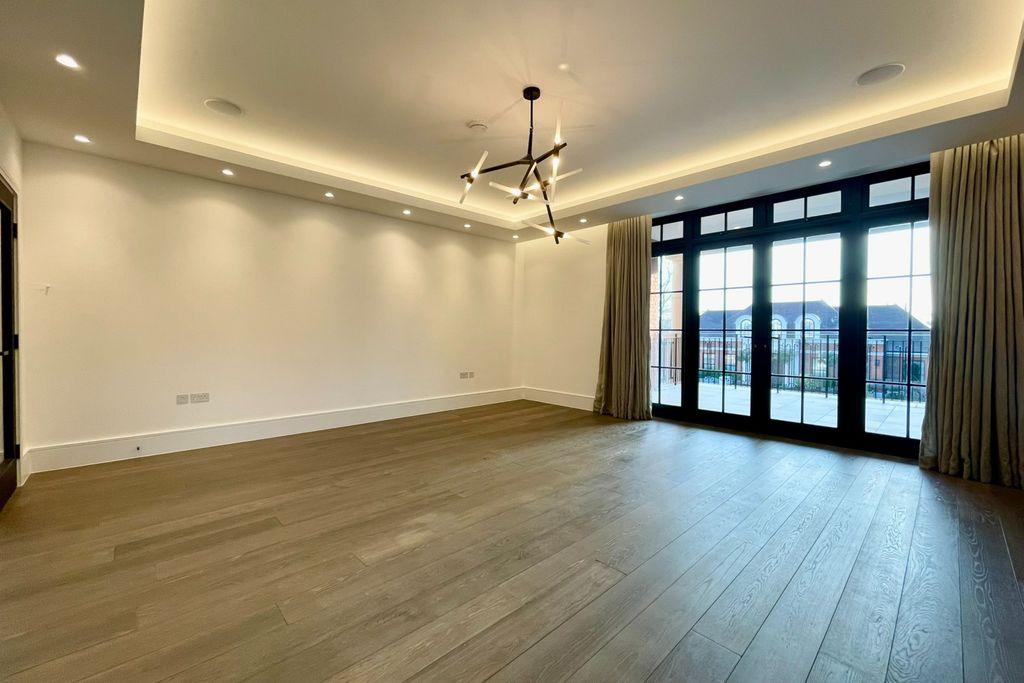 Property photo 3 of 22 Apartment 3 Sereno House, 22 Beech Hill, Barnet, Hertfordshire, En4 0Jp
