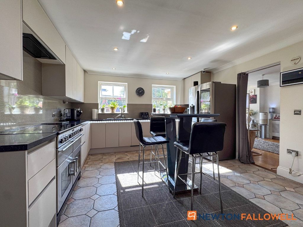 Property photo 3 of 28