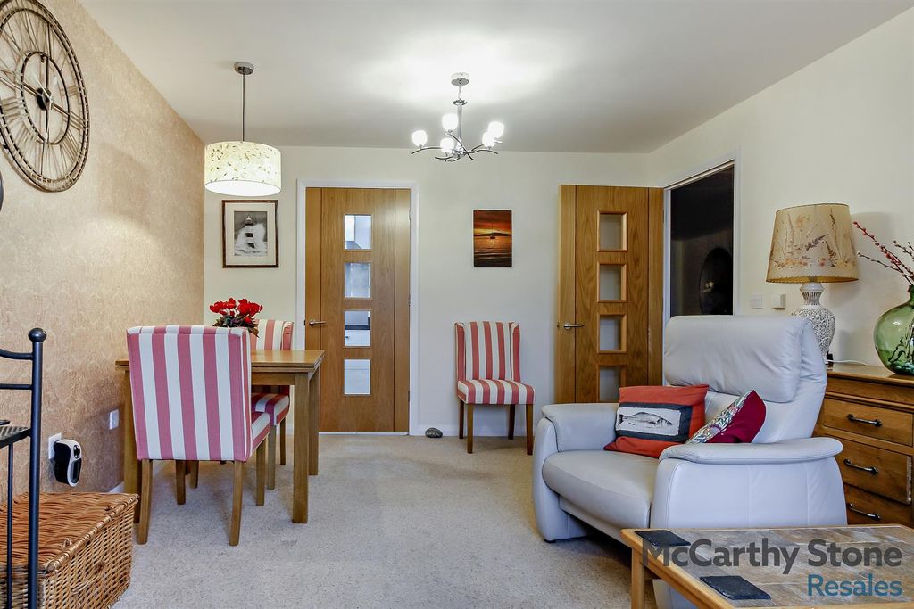 Property photo 2 of 24 8667248-Interior04-800.Jpg