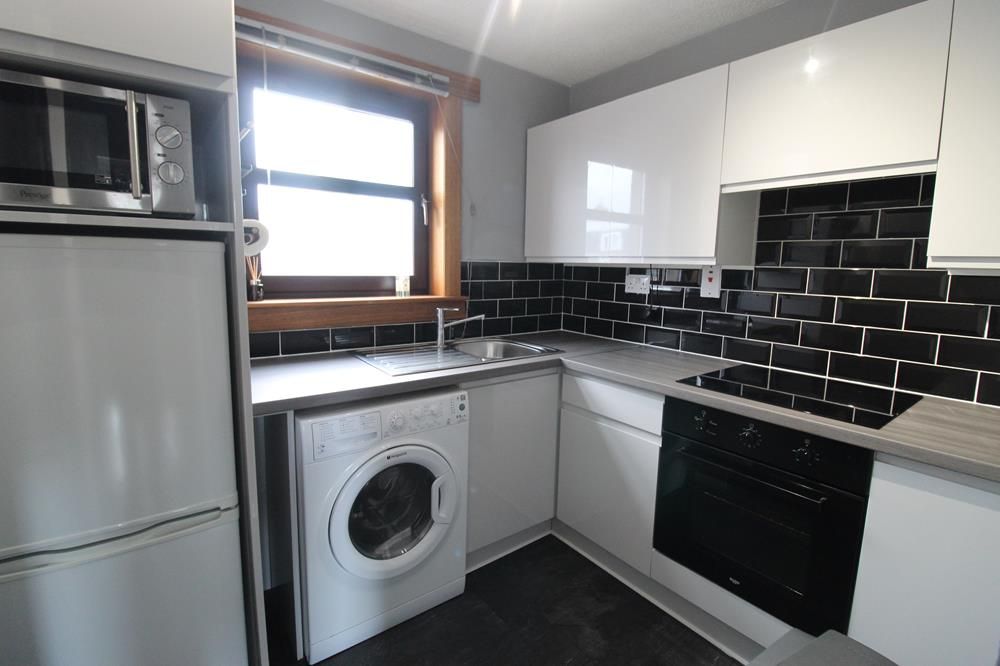 Property photo 2 of 9 Kitchen 4